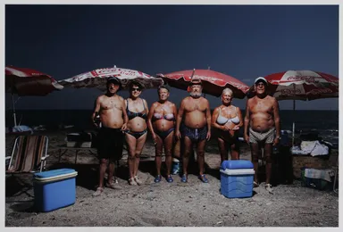 ルシア・エレロ（スペイン、1976） 《ナバロ夫妻、トレド夫妻、マルティネス夫妻（「族」シリーズ）》2009年 (C)Lucia Herrero