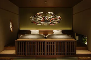 新離れ客室【帆乃音-hannone-】ではまさにフォトジェニックな神々しい鮮やかなカニの装飾がお出迎え