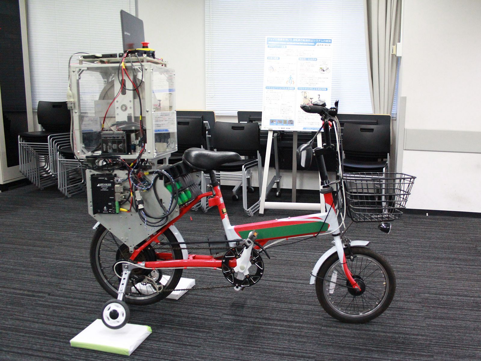 ジャイロ制御による低速時の自転車転倒防止システムを開発 さいたま市との連携で実現に向けデモ機を展示 芝浦工業大学のプレスリリース