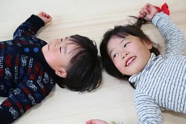 もみの木の床で遊ぶ子ども達