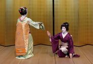 京都で“芸妓・舞妓”と草間彌生が4月30日まで共演！　都をどりの特別展・草間彌生の初期作品含める80点を展示