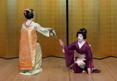 京都で“芸妓・舞妓”と草間彌生が4月30日まで共演！　都をどりの特別展・草間彌生の初期作品含める80点を展示