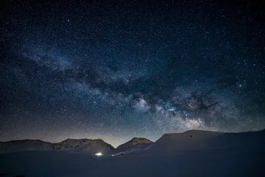 缶のデザインは立山連峰に浮かぶ星空