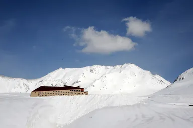 春の立山室堂はまるで冬のよう