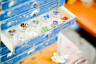 ヴィンテージアクセサリーパーツの種類が国内最大級。店内に2,000種類以上！