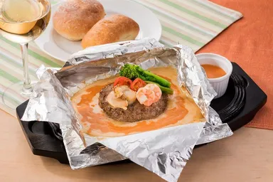 Wクリームソースのふっくら包み焼きハンバーグ／1,480円(税抜)