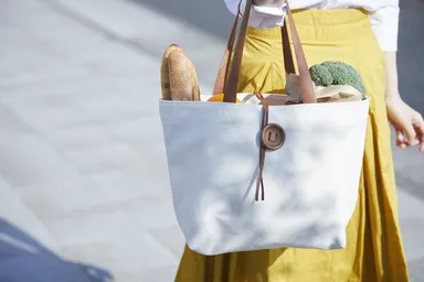 トートバッグ〈大〉はお買いものや通勤・通学などに。