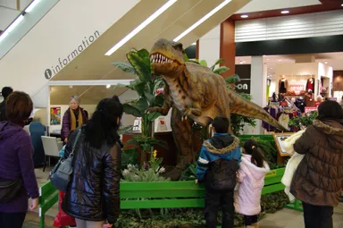 動く恐竜ロボット