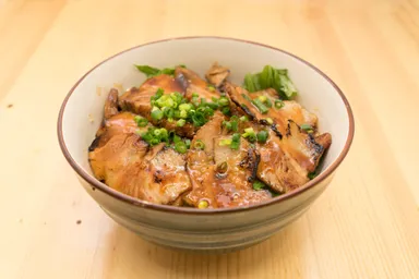 呑みだおれ「松阪豚チャーシュー丼」