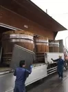 越後味噌醸造から運び出される木桶