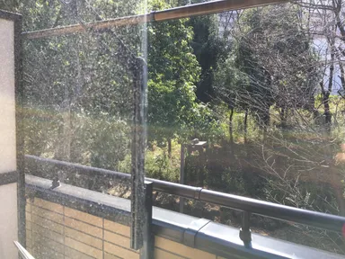 掃除後の窓（右側）は水分が残らずピカピカに。