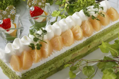 抹茶と白桃のショートケーキ