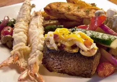 アリス・スプリングス・ステーキと海老のフリット