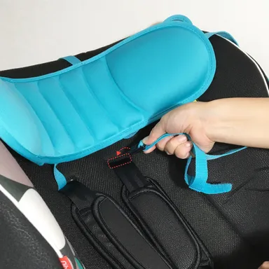 肩ベルトの穴にも通せます