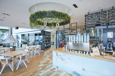 併設カフェLAUMELIA店内