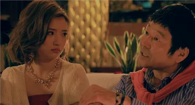 オンナとカネにだらしない演出家タマツツミ(ダンカン、左)。行きつけの店のキャバ嬢(南りほ、右)を主演にしようと画策