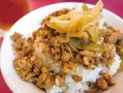 魯肉飯[ルーローファン]（豚肉を煮汁ごとかけた丼物）