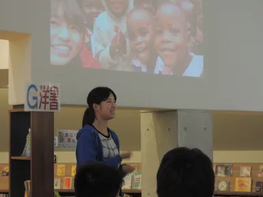 生徒の前でプレゼンを行う学生(2)