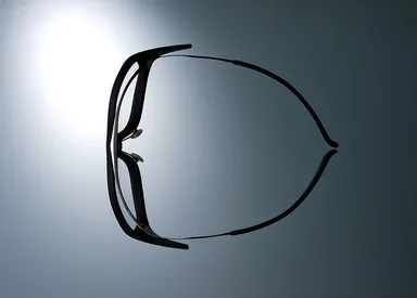 フィット感を高めたβチタンロングテンプル