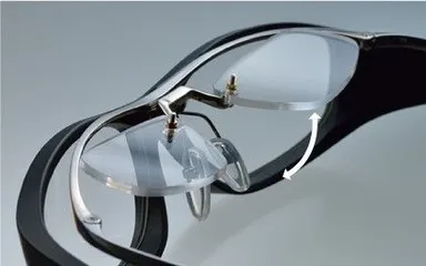 世界初の跳ね上げ構造