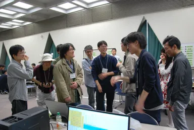 選手同士の交流の様子。交流等もコンピュータ将棋選手権開催の目的の一つ (2017年)