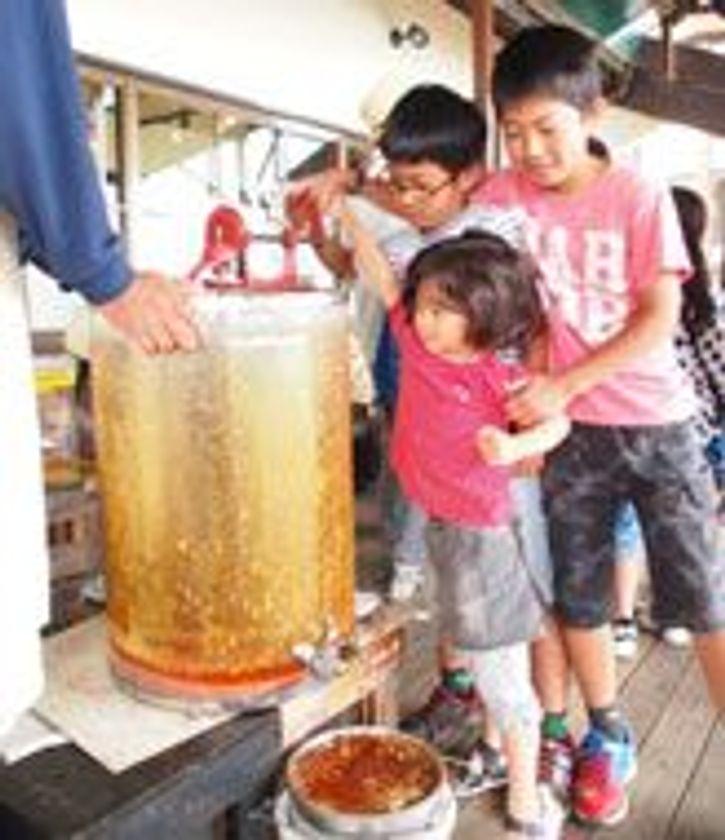 「六甲山ミツバチ やまみつ」
採蜜体験＆しぼりたてハチミツ試食会
4月22日（日）、5月13日（日）に六甲ガーデンテラスで開催！