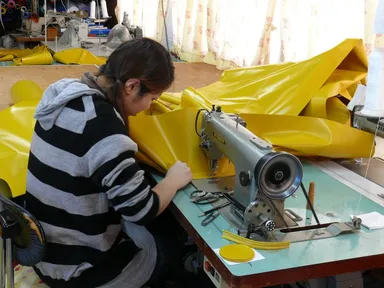 裁断した布地をミシン縫製