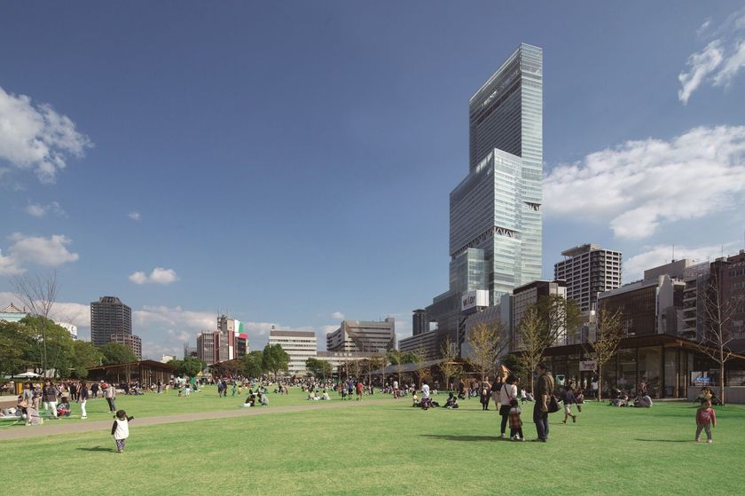 【近鉄不動産】
天王寺公園エントランスエリア「てんしば」
２０１７年度の年間入園者数は約４２０万人に　　