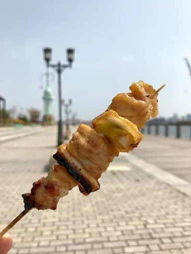 マルシェで見つけた美味しいものは、海と青空の下で。