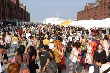 多くの人で賑わうブース前