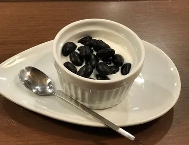 ヨーグルトの蒸し黒豆添え