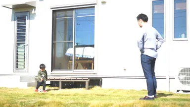 広いお庭で親子サッカー