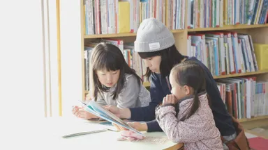 図書館で読み聞かせ