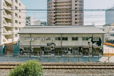 ファサードには既存の壁画を損なわないよう開口部を設置／壁画はポートレイトペインター山本 勇気氏によるもの