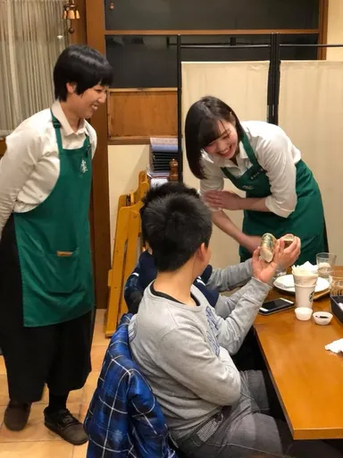 近隣のスターバックスコーヒーが協力
