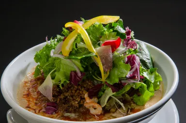 名物“温かい生野菜のせ担担麺”