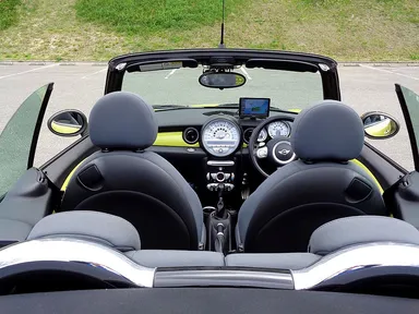 ミニクーパーS(AT) コンバーチブル インターチェンジイエロー　内部