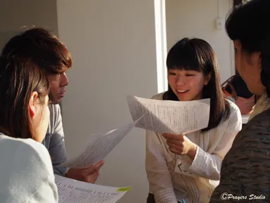 台本を読むお客様