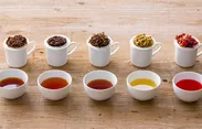 紅茶やフルーツティーなど全5種類の中から茶葉を選びます