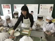 食育授業(巻寿司大使のデモンストレーション)