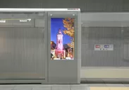 横浜高速鉄道 みなとみらい線みなとみらい駅ホームドアのデジタルサイネージ(アップ画像)