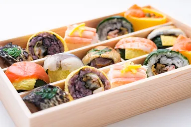 季節の手鞠わさび葉寿し 1