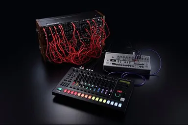 「SYSTEM-500シリーズ」と「AIRAシリーズ」のリズム・パフォーマー「TR-8S」、ベース・ライン「TB-03」を組み合わせたイメージ