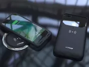 本製品を装着したiPhone 7や7 PlusであればQi対応のワイヤレス充電パッド(別売)の上に載せるだけでワイヤレス充電が可能