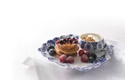 朝食のパンケーキとヨーグルト(盛り付けは参考例)