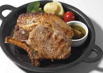 アントニオ　骨付き豚ロースのソテー香草ソース