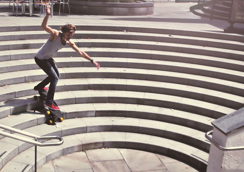 階段も砂利道も難なく走破！初心者でも安心！
８輪スケートボード Stair-Rover（ステアローバー）日本初上陸！
パソコン工房 AKIBA STARTUP で展示開始！