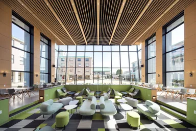 吹き抜けの学生ホール