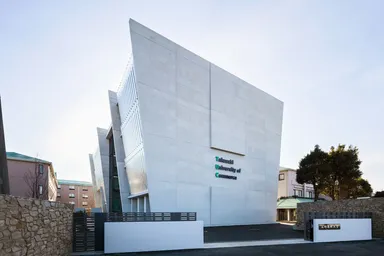 大学名が記された新校舎SKY