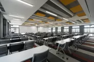 大型のホワイトボードが設置された講義室
